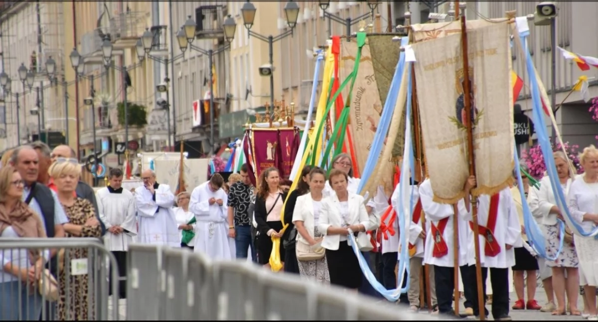 Religia, Boże Ciało Białymstoku Tłumy procesjach ogromne zmiany ruchu objazdy - zdjęcie, fotografia