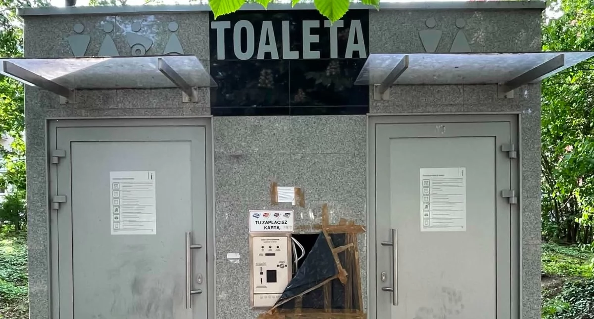 Felieton, Truskolaskiego czyli Bareja wiecznie żywy Propaganda sukcesu rozwalony szalet pół miliona fajnie - zdjęcie, fotografia