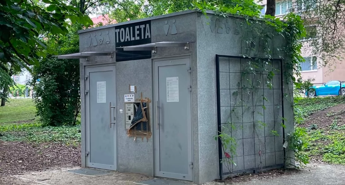 Felieton, Truskolaskiego czyli Bareja wiecznie żywy Propaganda sukcesu rozwalony szalet pół miliona fajnie - zdjęcie, fotografia