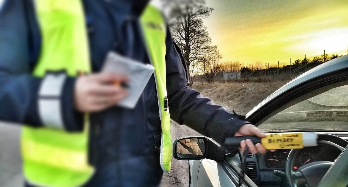Kryminalne, Pijacki slalom zakończony drzewie latka rozbiła forda trafiła szpitala - zdjęcie, fotografia