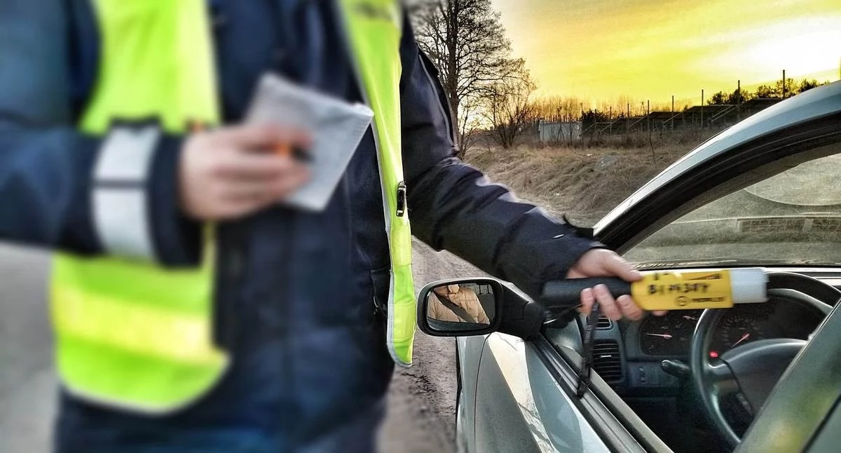 Kryminalne, Urządziła sobie pijacki slalom latka roztrzaskała forda drzewie! - zdjęcie, fotografia