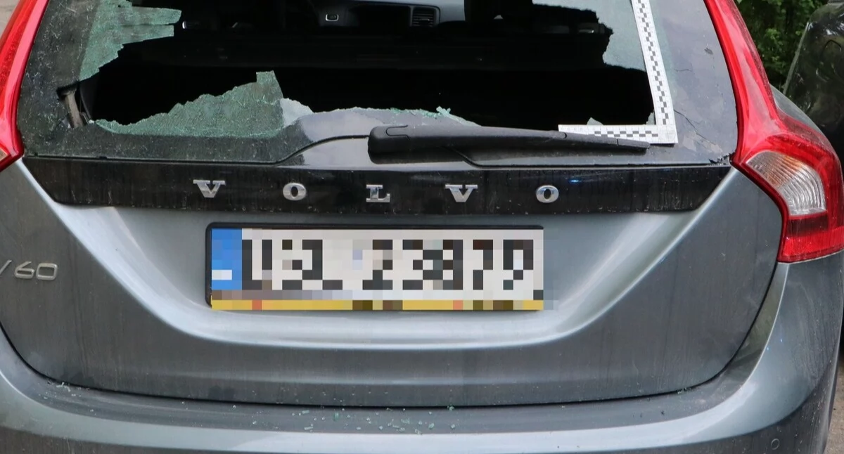 Kryminalne, Kamieniami Jaguara Volvo! Chuligański latka Suwałkach przerwany przez policję - zdjęcie, fotografia