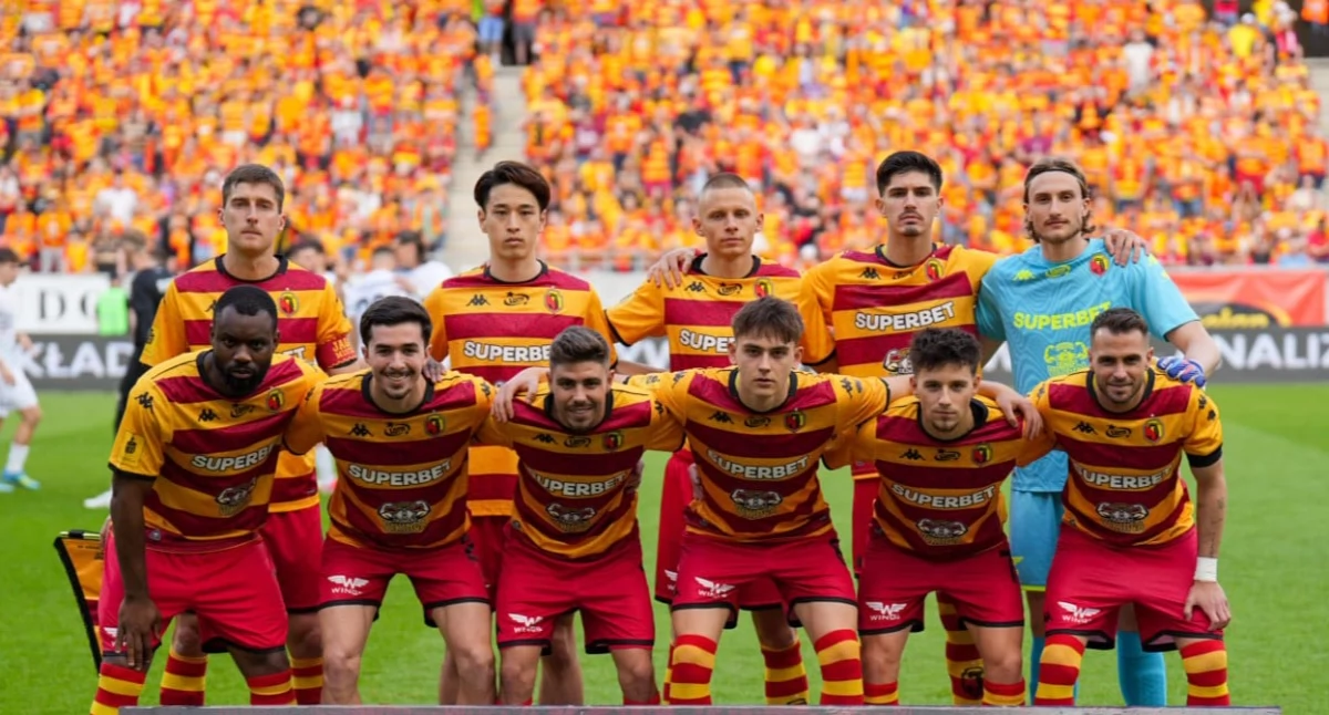 Jagiellonia, Żółto czerwona inwazja Narewkę! Nadchodzi wielki Piknik Jagą Jagiellońska Biesiada - zdjęcie, fotografia