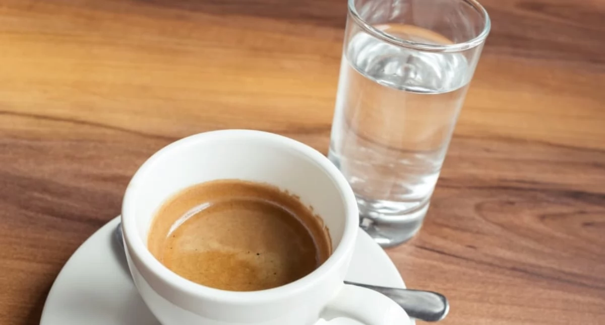 Kelner podał wodę do espresso? Kiedy i jak ją pić!