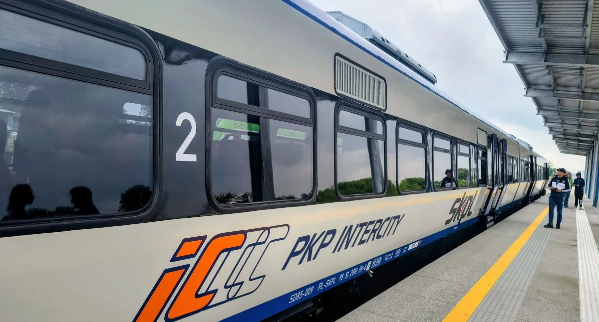 Transport, Kolej wróciła Łomży pasażerowie korzystają - zdjęcie, fotografia