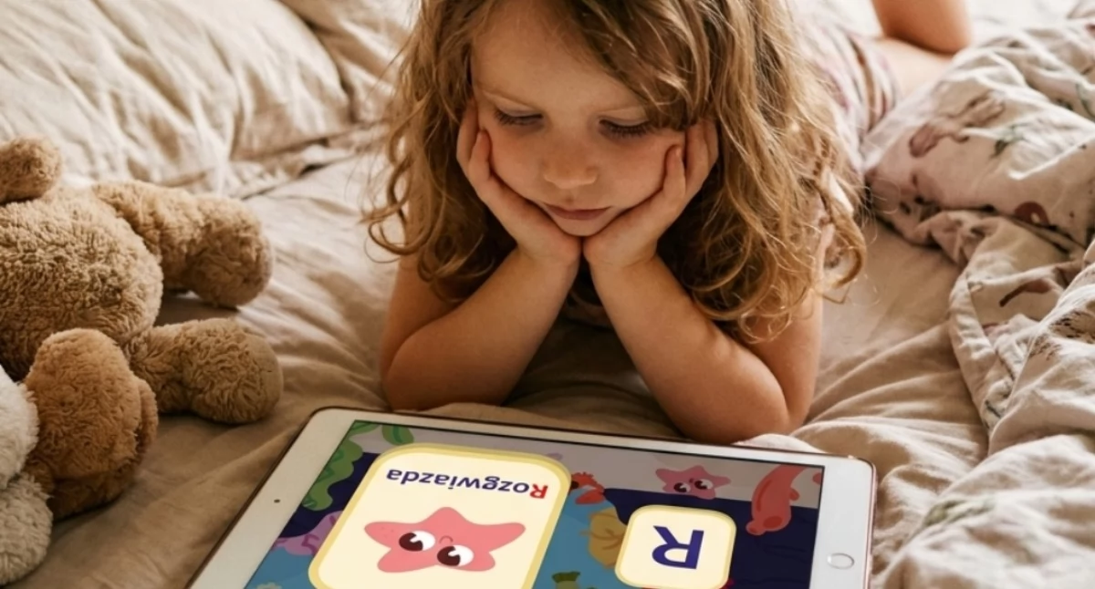 Styl życia, Smartfon ręku dziecka Plaga ratunek Rodzice wyrzuty sumienia - zdjęcie, fotografia