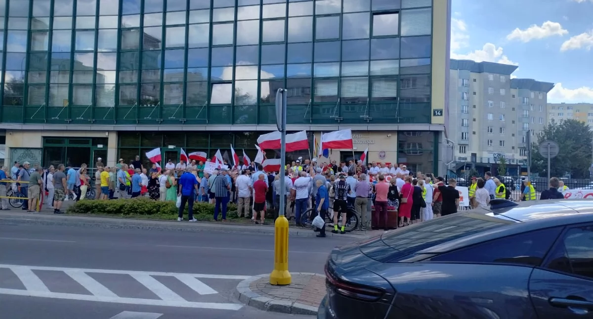 Gorący czwartek w Białymstoku. Dwie demonstracje i jedna pikieta czyli ostra bitwa o pakt migracyjny!
