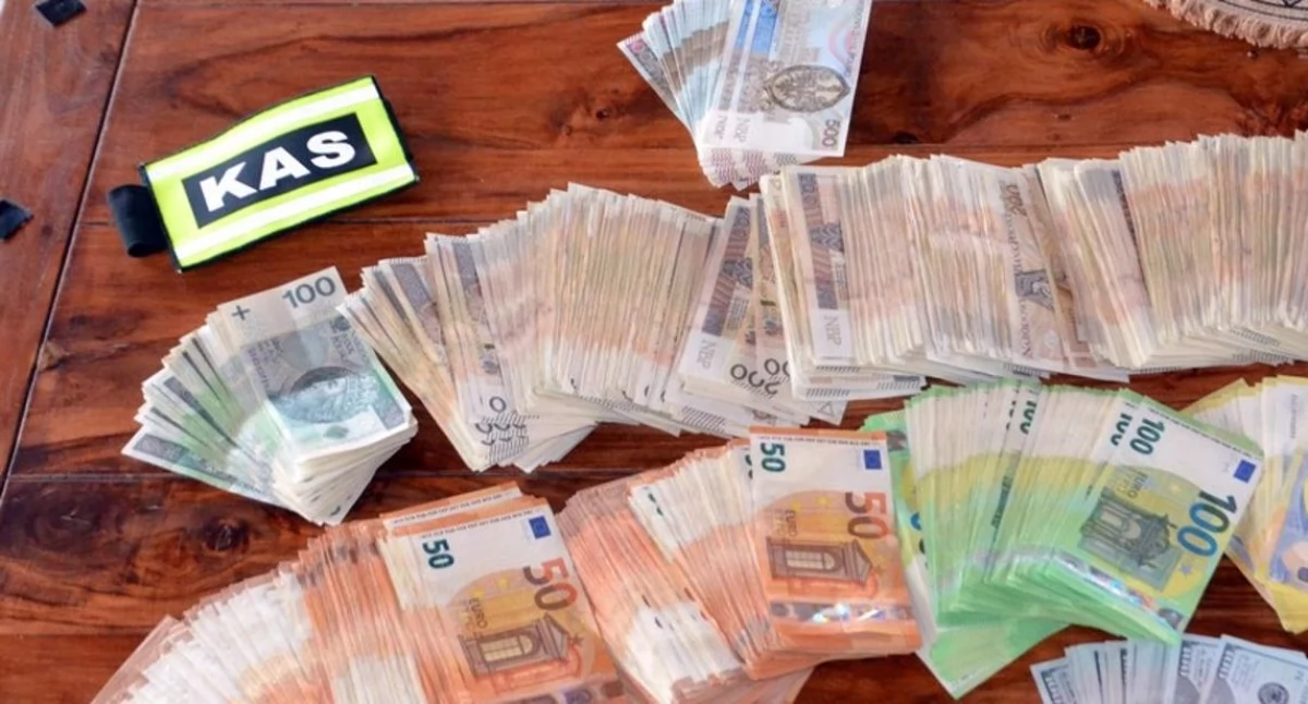 Wielki nalot KAS i policji! Rozbito gang fakturowy, zatrzymany na lotnisku wprost z samolotu