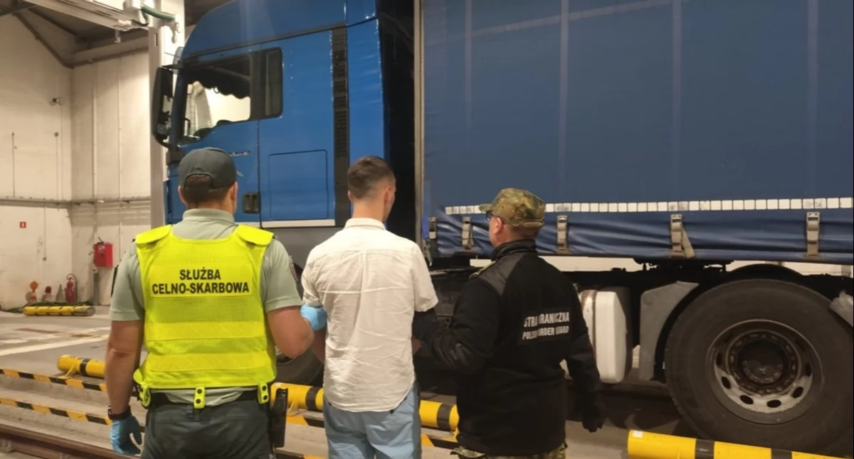 Horror w naczepie tira. Kilkudziesięciu migrantów w naczepie w Budzisku