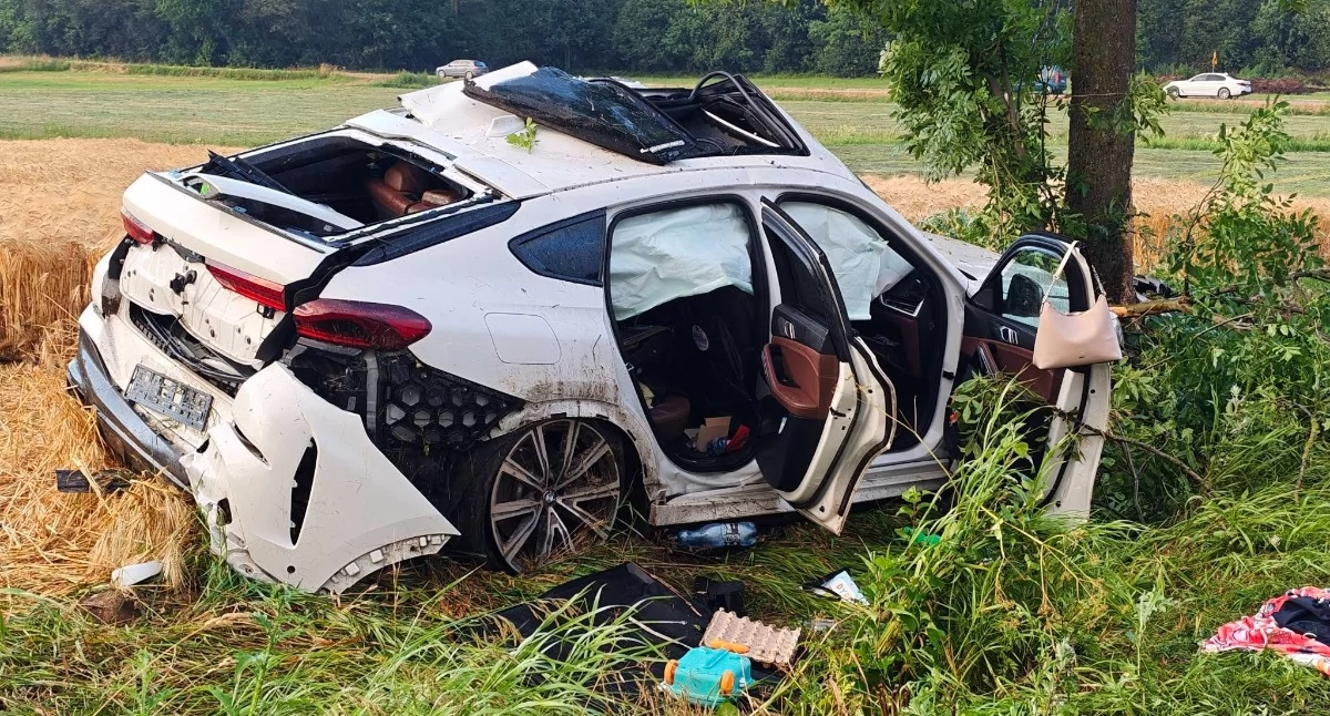 Koszmarny wypadek: auto uderzyło w drzewo, ranna kobieta i dwoje dzieci