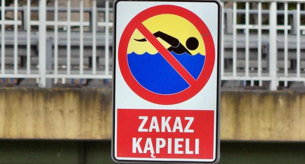 Turystyka, Skażona rzece! Zakaz kąpieli popularnych plażach regionie - zdjęcie, fotografia