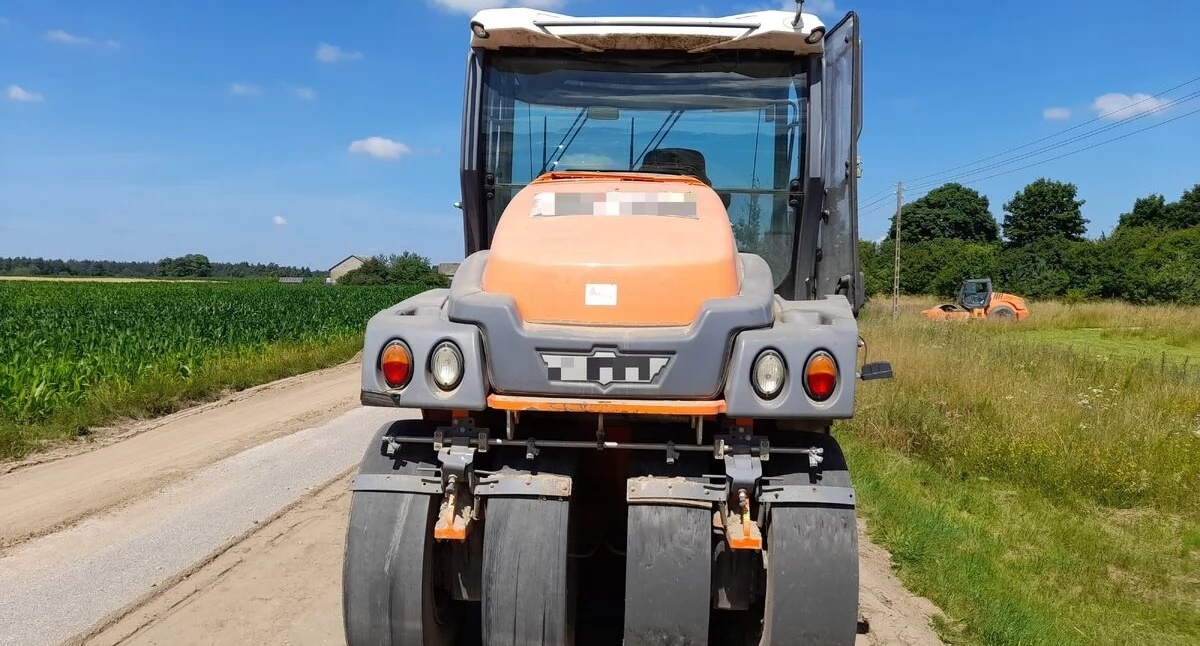 Asfaltowe tango w gminie Bakałarzewo. Pijany kierowca walca staranował Mercedesa!