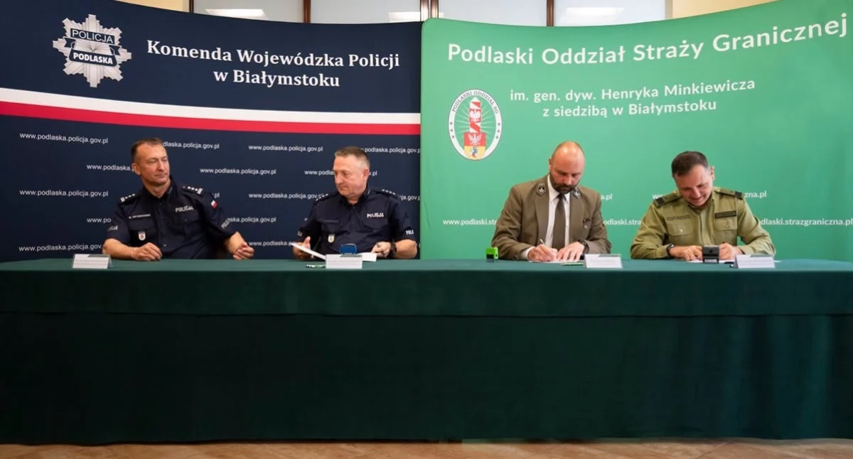 Edukacja, Sokółka Białowieża stawiają mundury - zdjęcie, fotografia