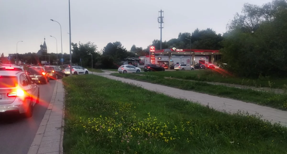 Ostatniego dnia sierpnia pod stacjami tankowania ustawiły się długie kolejki