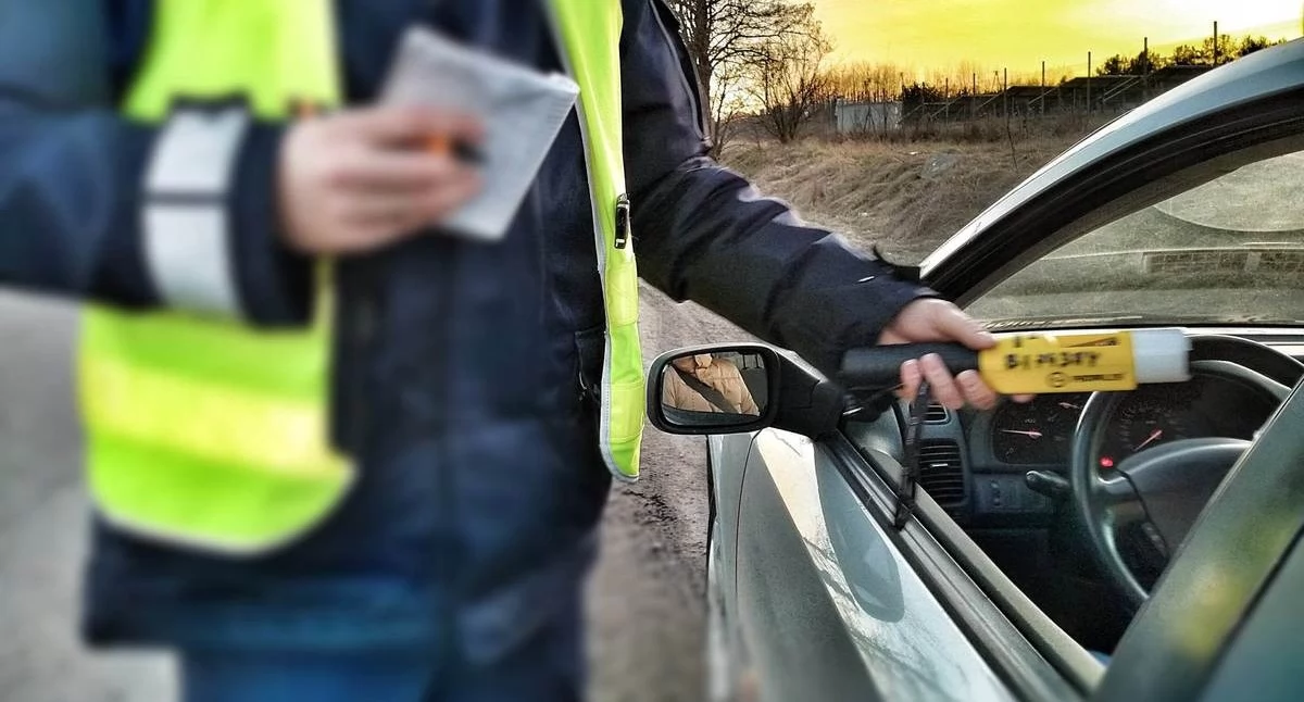 Białostoccy policjanci wyeliminowali pijanego kierowcę taksówki z aplikacji
