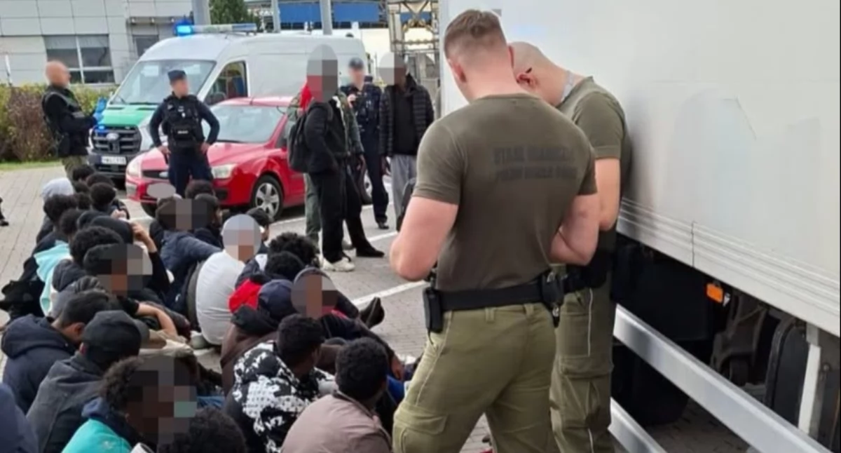 Granica, Podlascy strażnicy pomogli udaremnić nielegalny przerzut Migranci chłodni zatrzymani autostradzie - zdjęcie, fotografia
