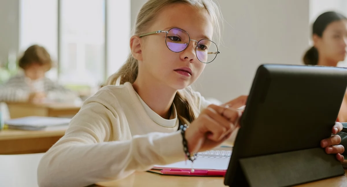 Młodzi Podlasianie spędzają godziny przed ekranami. Dzień bez Ekranu i zdrowie oczu