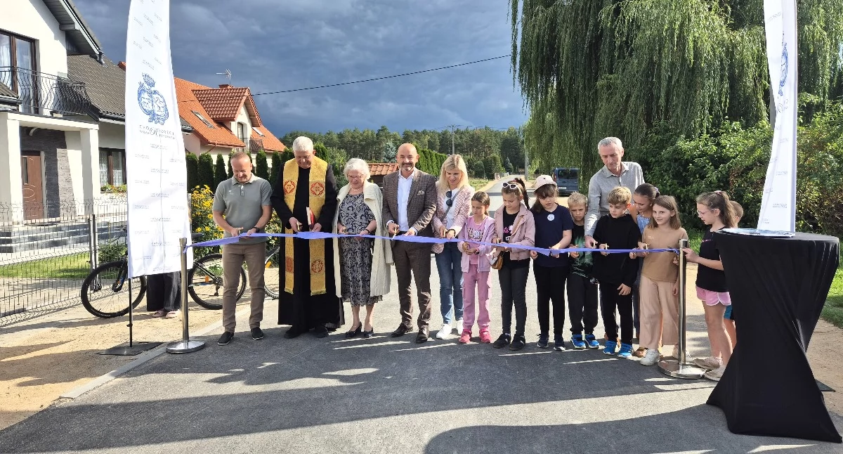 Gładki asfalt zamiast kurzu – w Ogrodnikach koło Choroszczy otwarto nową drogę