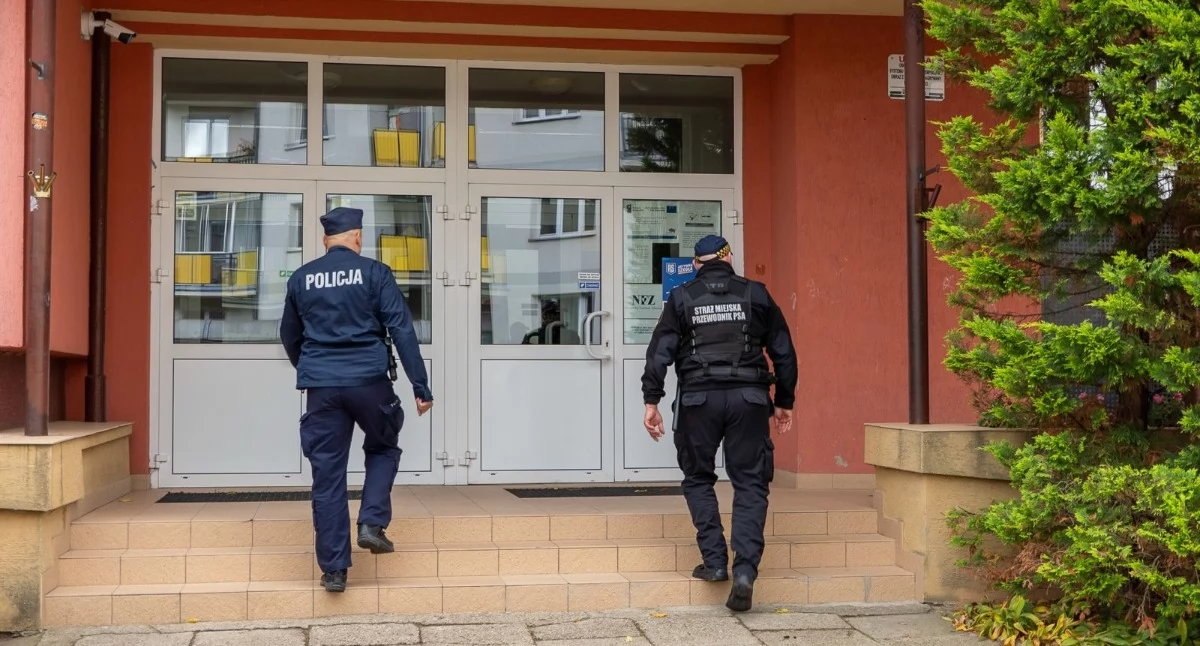 Nadal będą patrole policji w podlaskich szkołach. Wzmożone patrole Straży Miejskiej w Białymstoku (WIDEO)