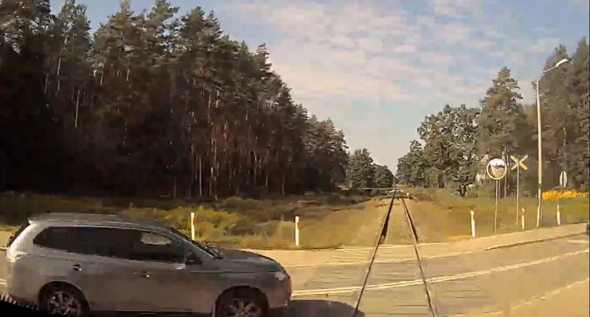 Podlaska policja i kolejarze apelują. Zderzenie auta z pociągiem oczami maszynisty (WIDEO)