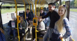 studenci w autobusie