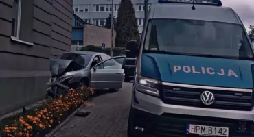 Kraksa w centrum Białegostoku. Samochód uderzył w budynek liceum