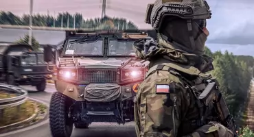 Wojskowe konwoje na drogach w całym kraju