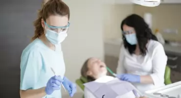 Sukces białostockiej stomatologii! Absolwenci UMB z najlepszym wynikiem w Polsce na egzaminie LDEK
