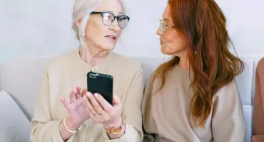 Seniorzy cyfrową nogą w drzwiach: ponad milion emerytów korzysta już z mLegitymacji ZUS