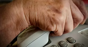 Dramat w Białymstoku: oszuści wykorzystali strach przed COVID-em, 78-latka straciła 40 tys. zł