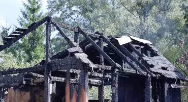 Kryminalna zagadka rozwiązana: 24-latek zatrzymany za podpalenie domków letniskowych
