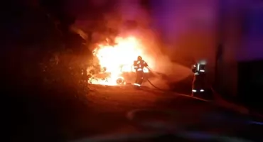 Dramat na posesji: pijany mężczyzna uderzył autem ojca w ścianę domu - pojazd spłonął!
