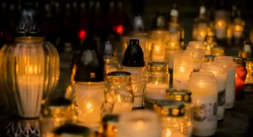 Ułatwienia na 1 listopada: bezpłatna komunikacja miejska i specjalna linia do cmentarzy w Łomży