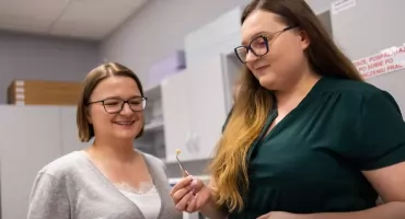 Rewolucja w leczeniu zębów: cement z antybiotykiem i okrzemkami idealny dla dzieci