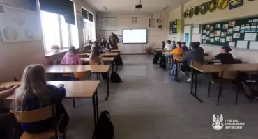 Edukacja z Wojskiem w Podlaskiem: Żołnierze 1. PBOT uczą bezpieczeństwa w szkołach