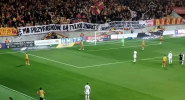 Jagiellonia przegrała z Rakowem po walce. Znowu w roli głównej sędziowie, PZPN i kibice! 