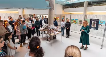 Tyranozaury i diplodoki opanowały kampus UwB! Wystawa młodych artystów