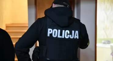 Trzylatka na Dziesięcinachw piżamce na ulicy! 