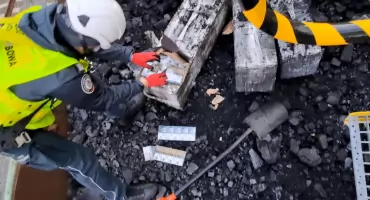 Kontrabanda na szlaku kolejowym: papierosy ukryte w węglu
