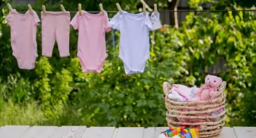 Jak prać ubranka niemowlaka, by uniknąć alergii i podrażnień skóry?