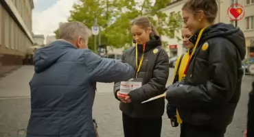 Zosia-wolontariuszka zaczaruje podlaskie szkoły: fundacja Pomóż Im edukuje filmami o wolontariacie
