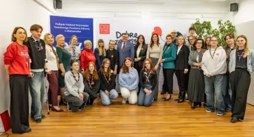 Białystok świeci na czerwono: miasto włącza się w akcję Dzieciństwo bez Przemocy