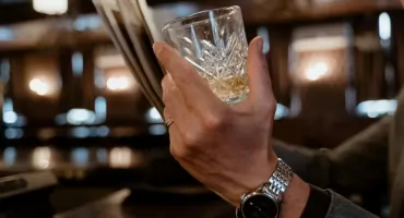 Właściciel baru na L4 popijał wódeczkę, a powinien się kurować. Urzędnicy nie mieli skrupułów