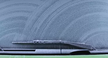 Nadciąga zima nad Podlaskie? Jak szybko i bezpiecznie usunąć szron z szyb?