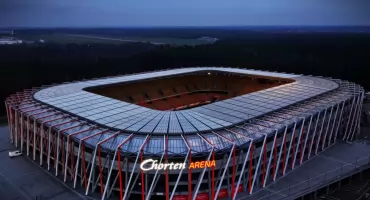 Chorten Arena świeci nowym blaskiem. Wielkoformatowe napisy zwieńczyły branding stadionu
