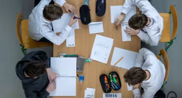 Zobacz kto wygrał matematyczno - fizyczne zawody Náboj Junior 2025