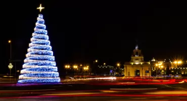 Białystok wkrótce rozbłyśnie: montaż świątecznych iluminacji ruszył pełną parą
