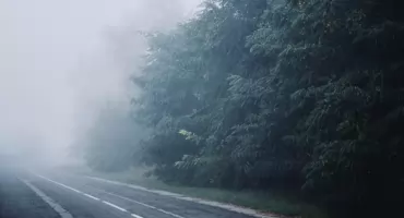 Uwaga kierowcy! Gęsta mgła nad Podlaskiem. Możliwa gołoledź!