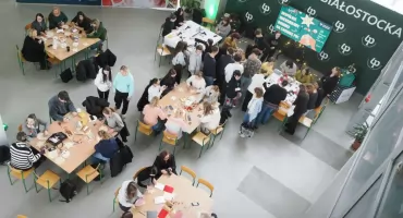 Choinka z nanopowłokami i gwiazdka biblioteczna: Politechnika Białostocka wprowadza świąteczny nastrój