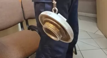 Pijany 45-latek zamienił mieszkanie w pole bitwy. Atak, groźby i... pokrywa hydrantu w roli broni